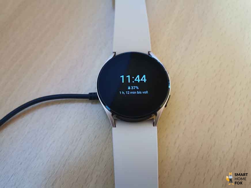 Man sieht die Samsung Galaxy Watch 4, wie sie aufgeladen wird.